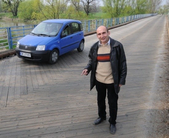 - Wkrótce ruch na tym moście będzie się odbywać wahadłowo - mówi Krzysztof Siemaszko z Powiatowego Zarządu Dróg. - Nowa przeprawa stanie najwcześniej za cztery lata.