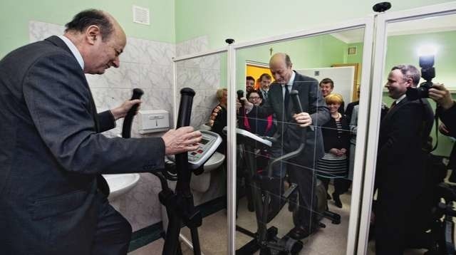 Szpital odwiedził m.in. kandydat na posła do europarlamentu z naszego regionu, były wicepremier i minister finansów Jacek Rostowski (na zdjęciu ćwiczy na orbitreku), który gratulował władzom szpitala zaradności.