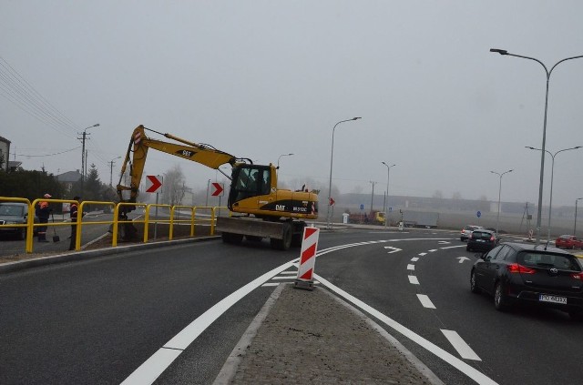 Przebudowa na jednym z najważniejszych skrzyżowań Brześcia Kujawskiego dobiega końca. Planowana jest budowa chodnika w Falborku.Obok skrzyżowania prowadzone są jeszcze roboty ziemne.