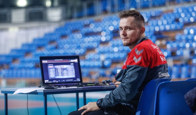 Radosław Wodziński drugi sezon pracuje jako statystyk Developresu Rzeszów. Tą funkcję pełni też w reprezentacji Polski kobiet