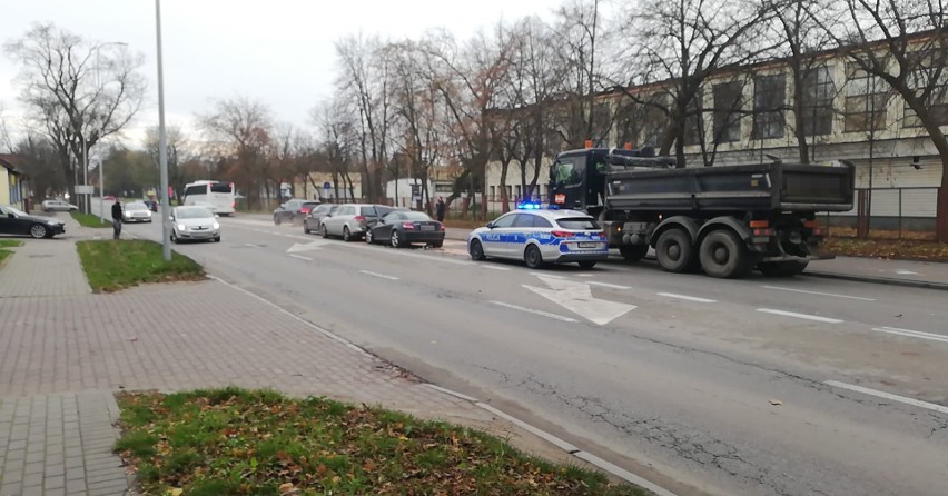 Zderzenie trzech aut na ulicy Bałtyckiej w Słupsku. Stłuczka mercedesa, opla i vw passata [ZDJĘCIA]