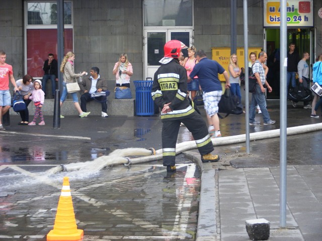 Tunel  na poznańskim dworcu kolejowym jest zalany. Strażacy pompują wodę