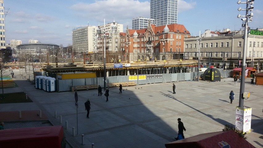 Katowice: trwa budowa pawilonu na rynku. Odbiór do końca sierpnia ZDJĘCIA