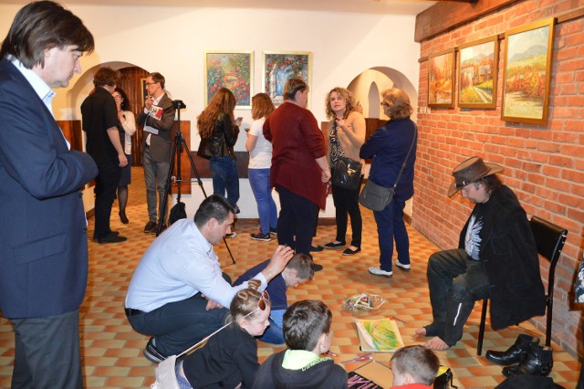 Wernisaż wystawy malarstwa Stanisława Kmiecika w Galerii Piwnice w Staszowskim Ośrodku Kultury