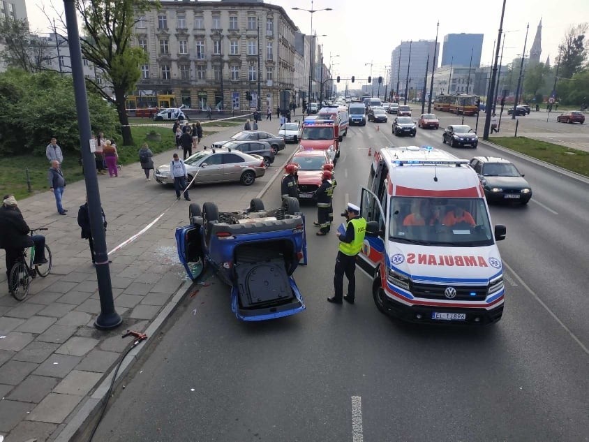 Wypadek na al. Piłsudskiego - samochód na dachu [ZDJĘCIA]