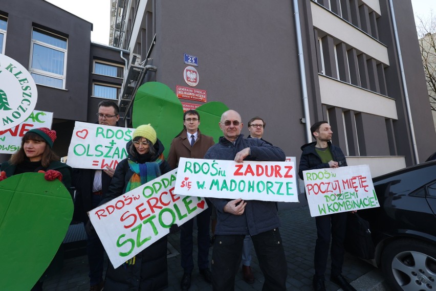 Kraków. "Chrońcie przyrodę, a nie swoje stołki". Protest przeciwko Regionalnej Dyrekcji Ochrony Środowiska [ZDJĘCIA]