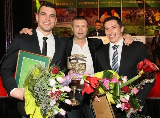 (Od lewej) Najpopularniejszy sportowiec &#8211; Michał Jurecki, trener &#8211; Bogdan Wenta oraz Sławomir Szmal, drugi najpopularniejszy sportowiec w Świętokrzyskiem.