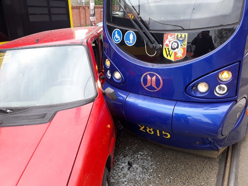 Wypadek tramwaju i samochodu przy mostach Trzebnickich (ZDJĘCIA)