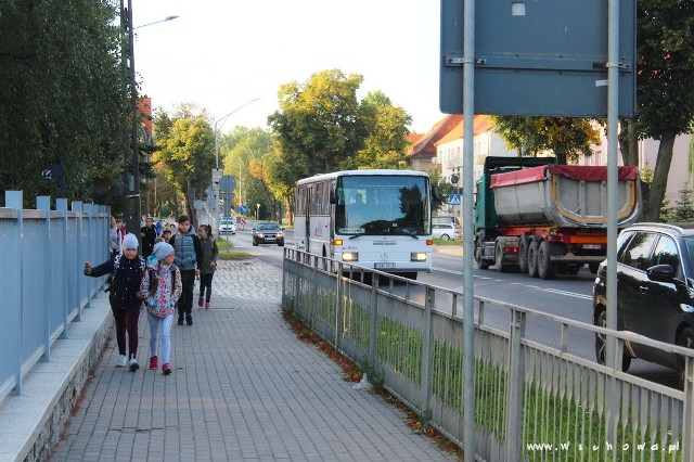 Wyjazd autobusu z PKS we Wschowie codziennie ok. 7.00 powrót ok. 15.20.