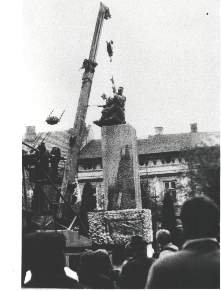 Tzw. „Pomnik Wdzięczności”, w 1969 r. postawiono na placu...