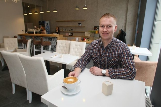 Mariusz Marzecki, właściciel Calimero Cafe, zaprasza do nowej kawiarni na niepowtarzalną "małą czarną&#8221;.