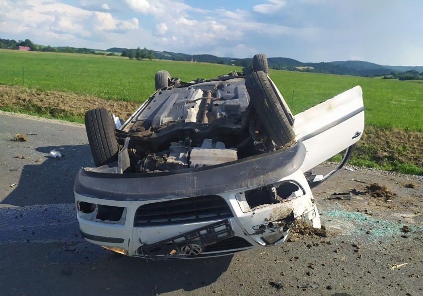 Dachowanie samochodu w Nadolanach. Mężczyźni podróżujący pojazdem byli nietrzeźwi