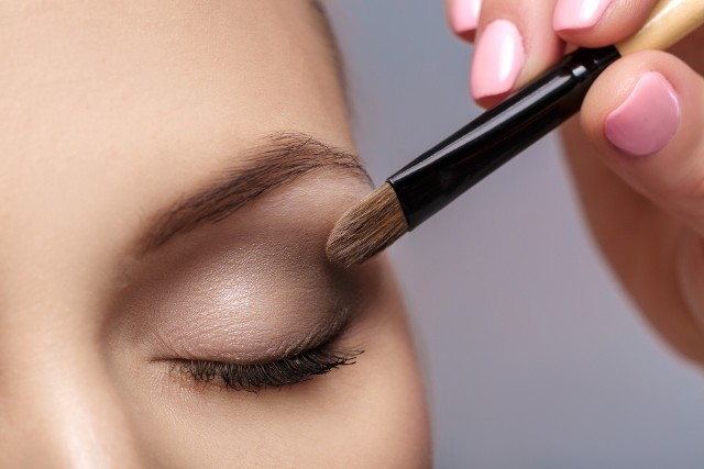 Za pomocą makijażu możesz optycznie powiększyć oko. Wystarczy kilka produktów, które z pewnością masz w swojej kosmetyczce.