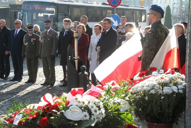 W niedzielę, 11 listopada obchodzimy 100 rocznice odzyskania przez Polskę niepodległości. Uroczystości w Kielcach rozpoczęto od złożenia kwiatów przed Pomnikiem Niepodległości. Wśród obecnych byli między innymi: prezydent Kielc Wojciech Lubawski, wojewoda świętokrzyski Agata Wojtyszek, posłanka Prawa i Sprawiedliwości Anna Krupka i senator Krzysztof Słoń. Zobaczcie zdjęcia. Najdziwniejsze pytania w "Milionerach" [QUIZ]ZOBACZ TAKŻE: FLESZ 12 LISTOPADA WOLNE 