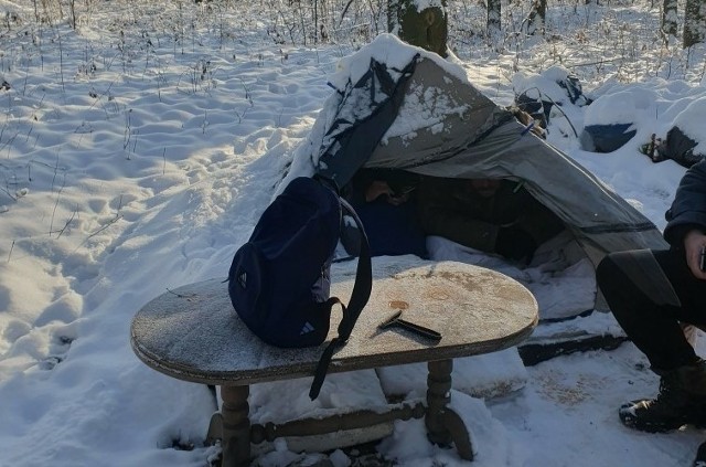 Bezdomni mieszkali w prowizorycznym namiocie, który postawili w Mościcach. Na obozowisku interweniowali policjanci i strażnicy miejscy