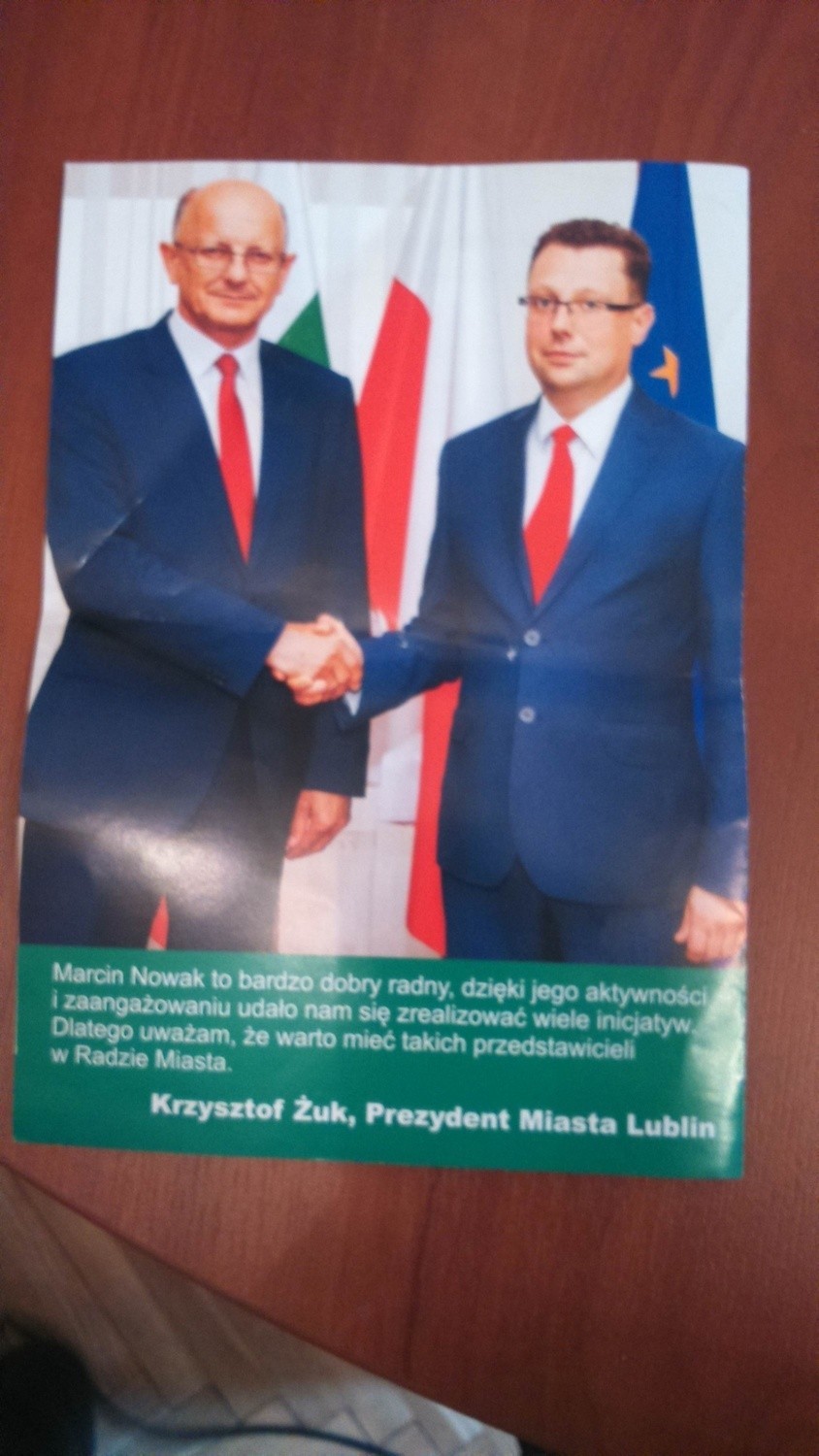 Jeden z plakatów wyborczych, gdzie Krzysztof Żuk wspiera...