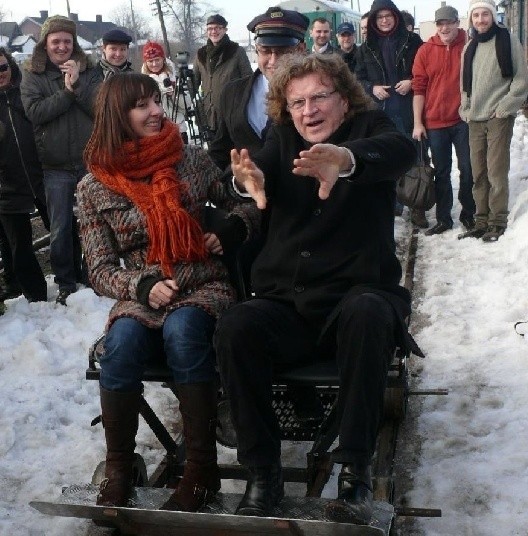 Zbigniew Wodecki przy okazji pobytu w Jędrzejowie, miał okazję po raz pierwszy jeździć drezyną.