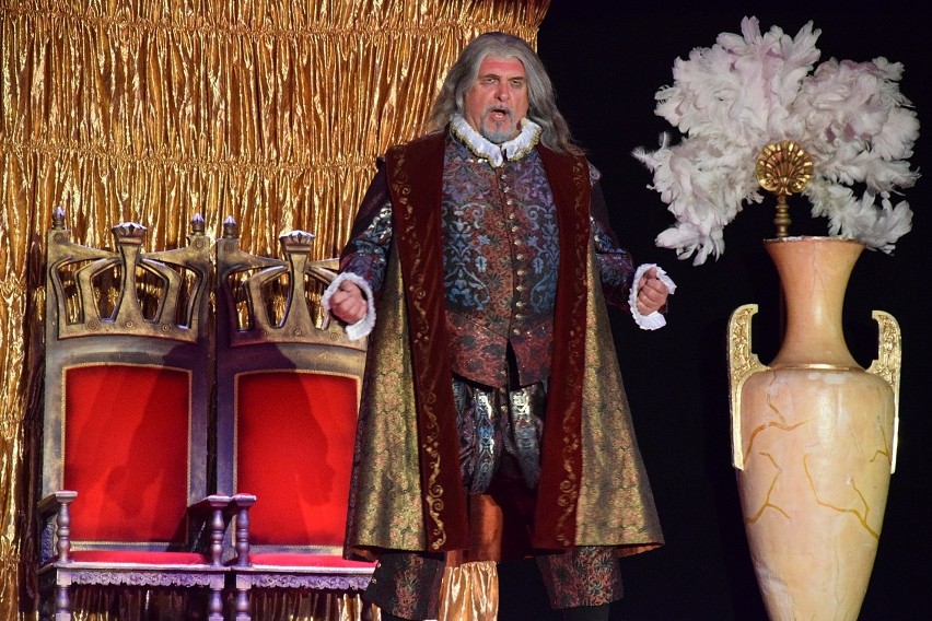 Regietów. Opera w stadninie przyciągnęła tłumy. Tym razem zobaczyliśmy Rigoletto. Publiczność nagrodziła artystów owacją na stojąco