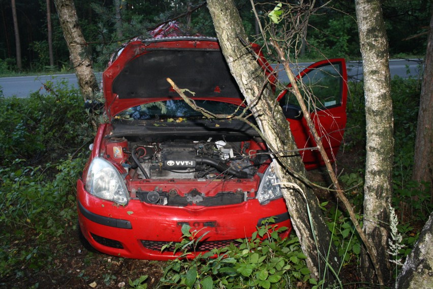 Na drodze do Bukowna 49-letni mężczyzna stracił panowanie nad samochodem i uderzył w drzewo