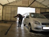 Mycie samochodu po zimie. Konserwacja podwozia i wnętrza