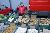 Ceny owoców i warzyw na targu w Stalowej Woli w piątek 30 grudnia. Ile kosztuje pietruszka, cebula i jabłka? Zobacz zdjęcia