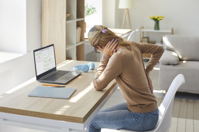 Pracujesz dużo przy biurku? Koniecznie zadbaj o swój kręgosłup. Długotrwałe siedzenie i brak ruchu, może przysporzyć wielu problemów zdrowotnych.