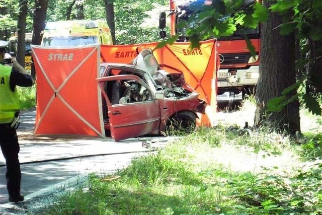 2 lipca do tragicznego wypadku doszło na trasie Turawa &#8211; Rzędów. Kierowca volkswagena polo zjechał na pobocze i uderzył w drzewo. Auto stanęło w płomieniach, mężczyzna poniósł śmierć na miejscu.
