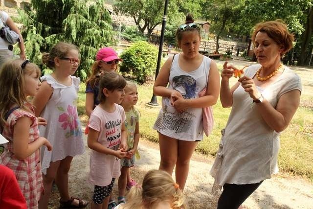 Wakacyjne zajęcia dla dzieci w zoo są bardzo interesujące.  Tym razem o znaczeniu kolorów w przyrodzie opowiadała Ewa Błażejewska