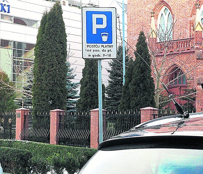 Znak na środku płatnego parkingu przy ul. Mickiewicza -...