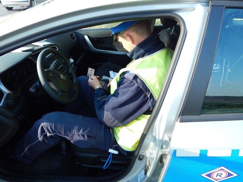 Radziejowscy policjanci sprawdzali, kto rozmawia przez telefon prowadząc samochód. Wpadli też na targowisko w Krzywosądzy