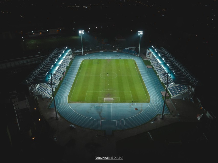 Rozświetlony stadion MOSiR w Radomiu z lotu ptaka. Zobacz zachwycające zdjęcia i film