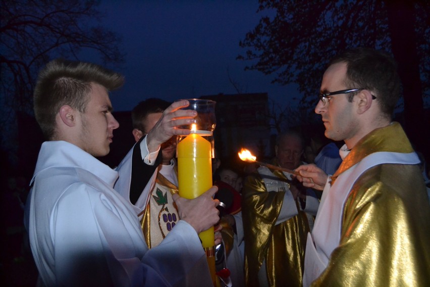 Liturgia Wigilii Paschalnej: święcenie ognia w Myszkowie ZDJĘCIA