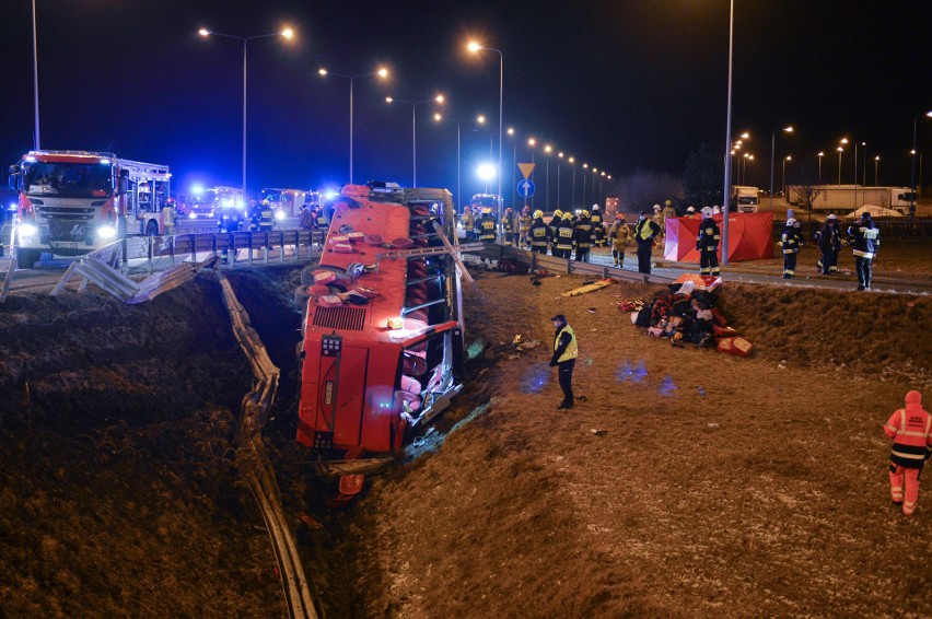 Wypadek ukraińskiego autokaru na autostradzie A4 koło Przemyśla. Zginęło 5 osób, a 39 zostało rannych [ZDJĘCIA]