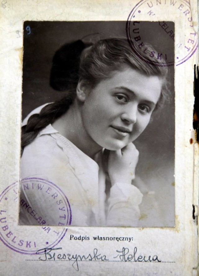 Helena Błeszyńska, później Pawluk, na fotografii z indeksu Uniwersytetu Lubelskiego (KUL). Studia rozpoczęła w 1919 roku. 