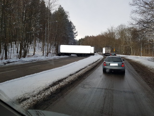 Uwaga kierowcy! Na krajowej "6" tuż za Koszalinem, w kierunku Gdańska, ciężarówka zjechała do rowu i zablokowała dwa pasy ruchu. Ruch w tym miejscu jest mocno utrudniony.Zobacz także Śmiertelny wypadek w Strzekęcinie