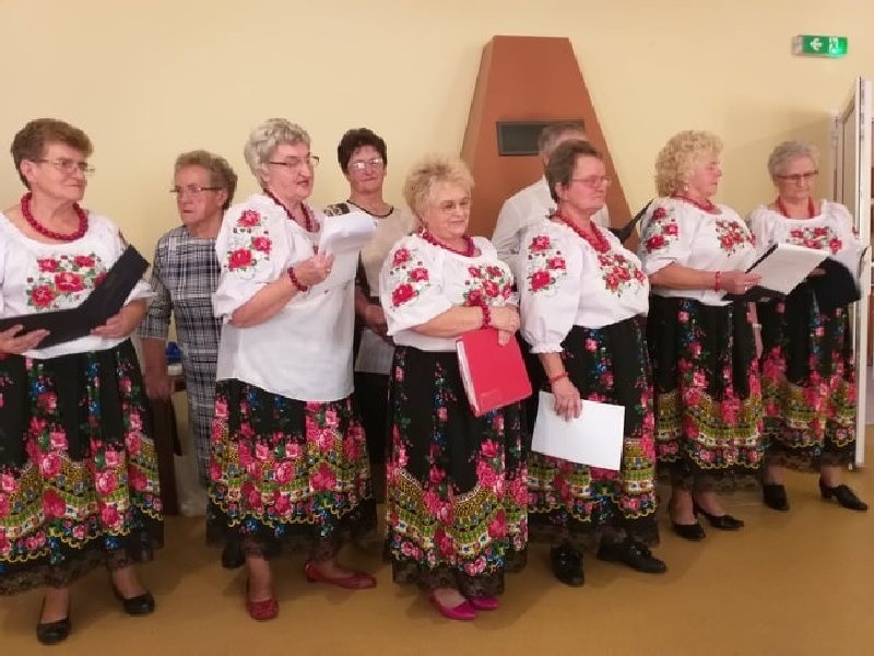 Seniorzy z gminy Czarnocin obchodzili swoje święto. Zwieńczeniem uroczystości był zjawiskowy i przepyszny tort [ZDJĘCIA]  