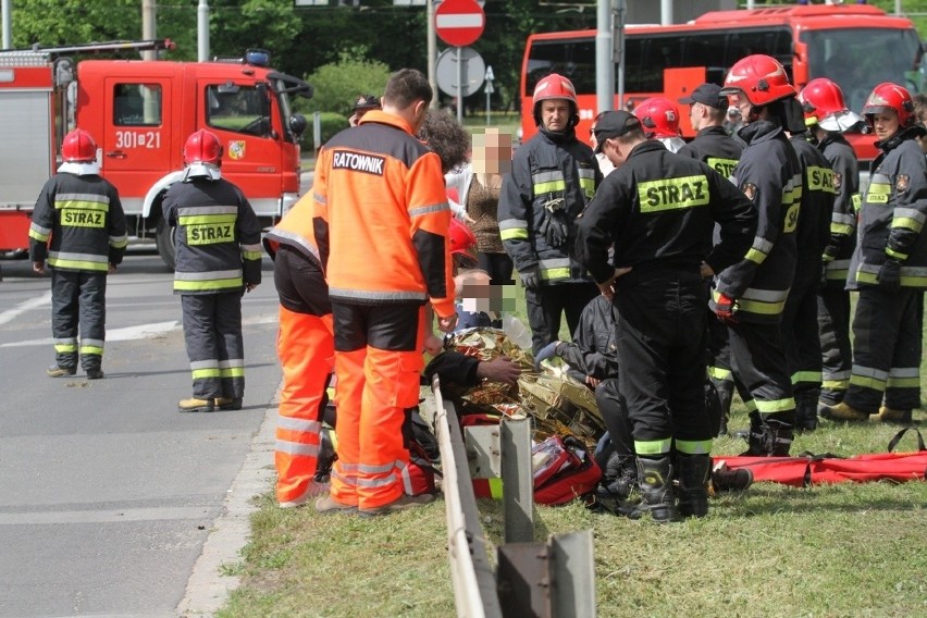 Wrocław: Groźny wypadek na placu Społecznym. Ford na dachu (FILM, ZDJĘCIA)