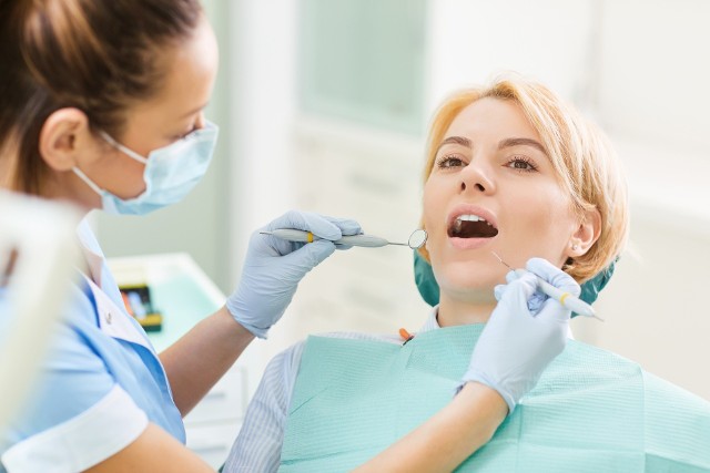 Zęby taniej lub za darmo możesz wyleczyć nie tylko na NFZ, ale też korzystając z usług oferowanych przez studentów stomatologii.