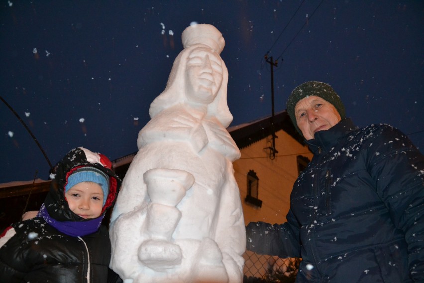 W Żorach przy Wodzisławskiej Św. Barbara ze śniegu pozdrawiała kierowców - ZDJĘCIA