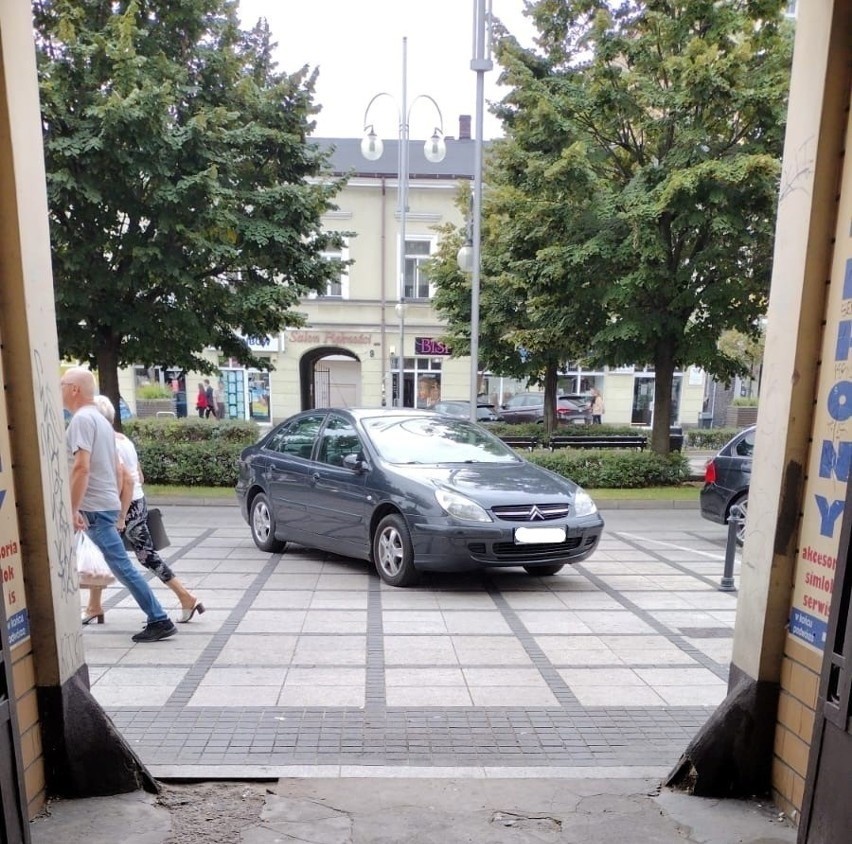 „Królowie” parkowania w Częstochowie i powiecie częstochowskim. Co oni sobie myślą? Zobacz, co potrafią kierowcy. Trudno w to uwierzyć!