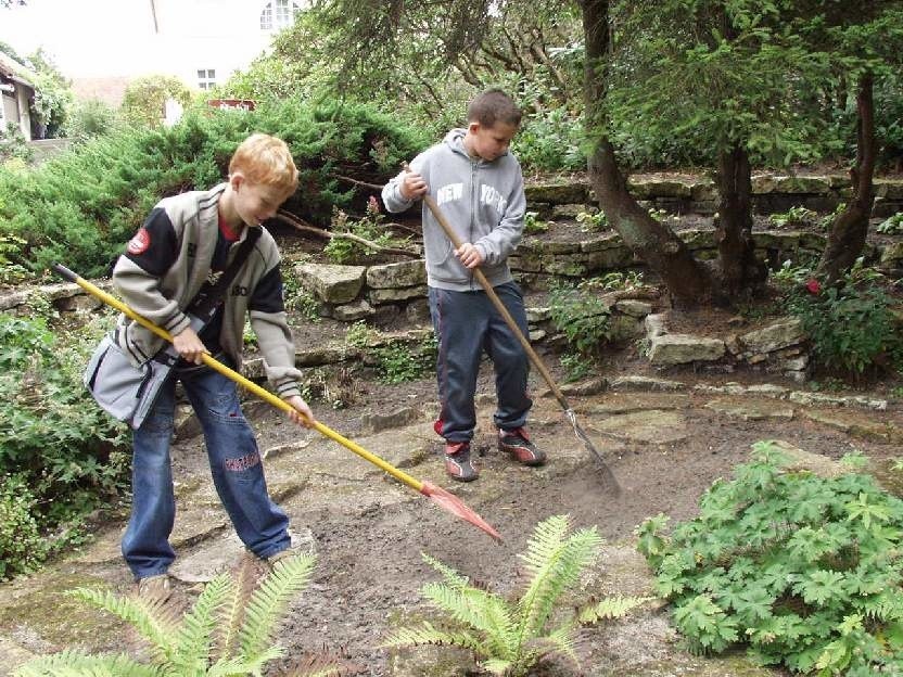 Sprzątanie ogrodu botanicznego w ZagwiLdziu