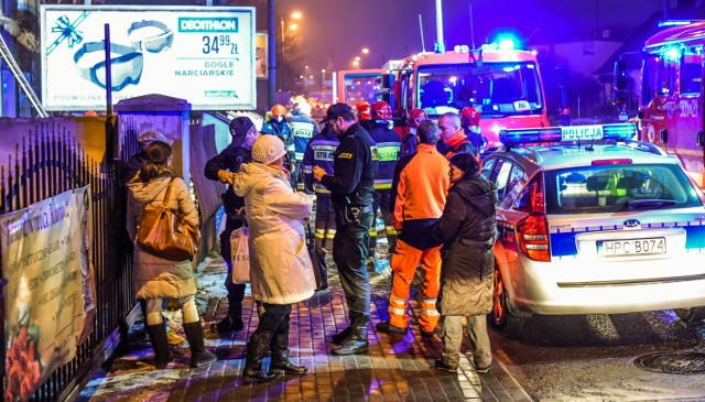 Do tragicznego zdarzenia doszło dzisiaj po godz. 16. Strażacy zostali wezwani do pożaru, który wybuchł w jednej z kamienic przy ul. Toruńskiej w Bydgoszczy. Wewnątrz spalonego mieszkania strażacy odnaleźli ciało mężczyzny. Ogień udało się już ugasić. Teraz trwa oddymianie pomieszczeń. W akcji uczestniczy sześć zastępów straży pożarnej. Na miejscu są również policja i ratownicy medyczni. Droga jest częściowo zablokowana. 