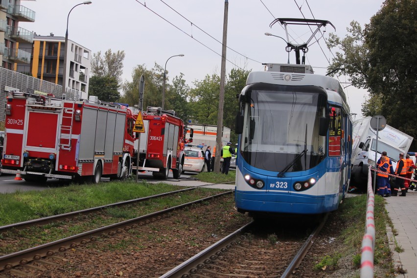 Kraków. Zderzenie samochodu dostawczego z tramwajem, ranny motorniczy [ZDJĘCIA]