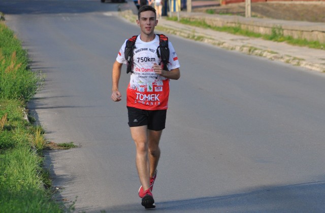 Tomasz Sobania w trakcie biegu w Skarżysku-Kamiennej. W niedzielę z tego miasta wyruszy do Radomia.