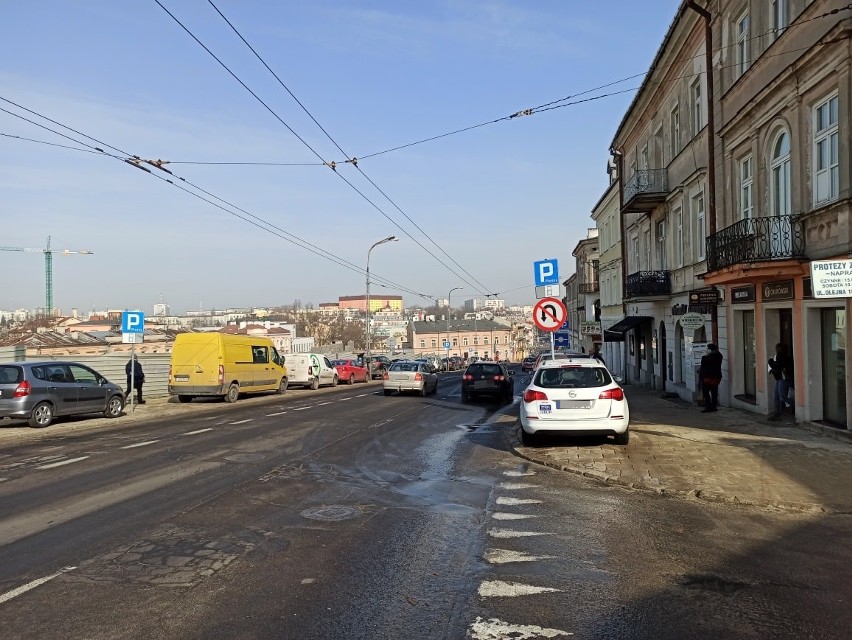 Samochód TVP Lublin zaparkował w niedozwolonym miejscu. Ratusz wytyka błąd lubelskiej telewizji publicznej