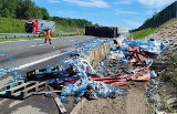 Przewrócona ciężarówka na autostradzie A4 koło Brzeska. Jezdnia w kierunku Rzeszowa zablokowana. Zdjęcia