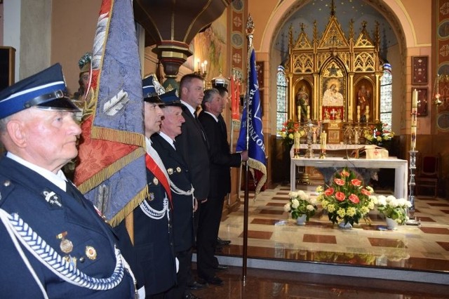 Byczyna, gm. Dobre - Jednostka OSP obchodzi jubileusz 100-lecia. W kościele św. Jadwigi odprawiona została msza w intencji strażaków. Byczyna z historią;nfNa placu apelowym przed remizą poświęcono nowy sztandar Jednostki. Info z Polski - 19 kwietnia 2018 - zobacz kolejny odcinek naszego programu. [xlink]9be5168d-c66e-5bc8-7956-ceee280cbdde,29926517-6fd8-5211-a9 f2-a37ec51288ad[/xlink]  