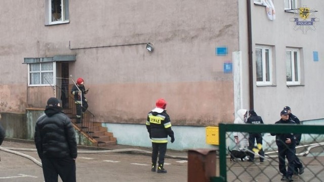 Dzielnicowy ze Słupska wyprowadził z pożaru głuchoniemą kobietę