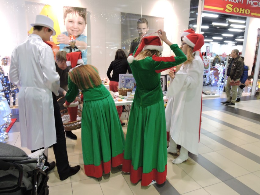 Ostrołęka. Mikołajki w Galerii Bursztynowej. Na dzieci czekał Mikołaj, w towarzystwie elfów i śnieżynek [ZDJĘCIA, WIDEO]