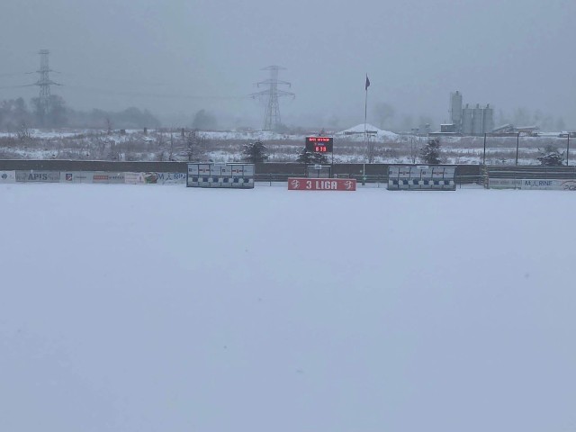 Tak prezentuje się boisko Świtu Szczecin po piątkowych opadach śniegu.